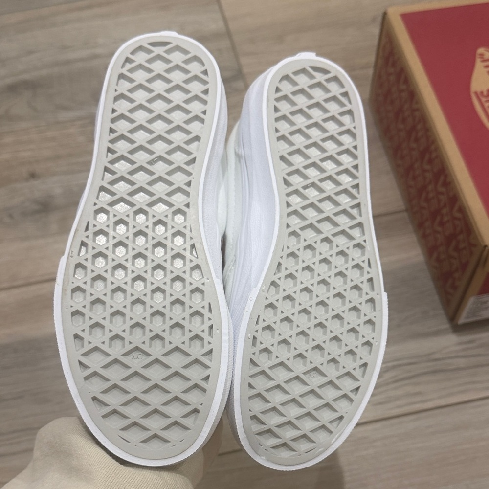 New in Box Kids Vans Classic White Canvas Slip-Ons - Picture 2 of 5